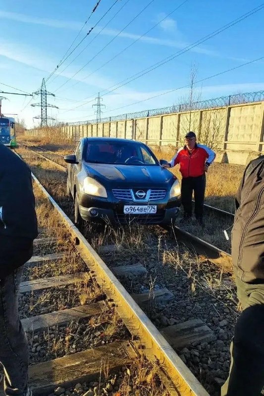 ניסן קשקאי עף על הפסים בחמ"ז איך המכונית הגיעה לשם עדיין שאלה. תנועת החשמליות בבית החולים הקליני המרכזי נסג…
