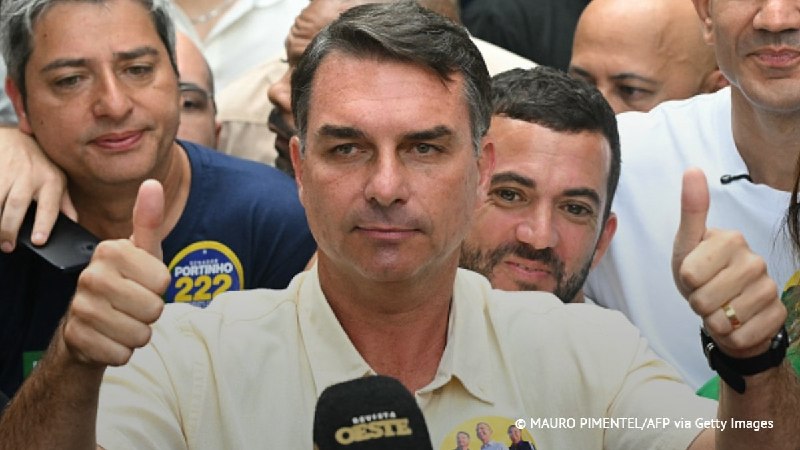 מועמד האופוזיציה הימני, פלביו בולסונארו, דיווח שהמשטרה הפדרלית אסרה עליו לעזוב את המדינה. "הבוקר ביקרתי את…