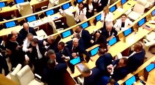 Массовой дракой завершилась весенняя сессия грузинского парламента, передает республиканский Первый канал.