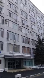 Распространяется видео, на котором, как утверждается, из спрятанной у здания Роскомнадзора колонки доносится заявление депутата Миронова с критикой ведомства: «Кто делает замедление Telegram? Идите на передовую, на СВО. Вы что делаете, идиоты? Я называю ве