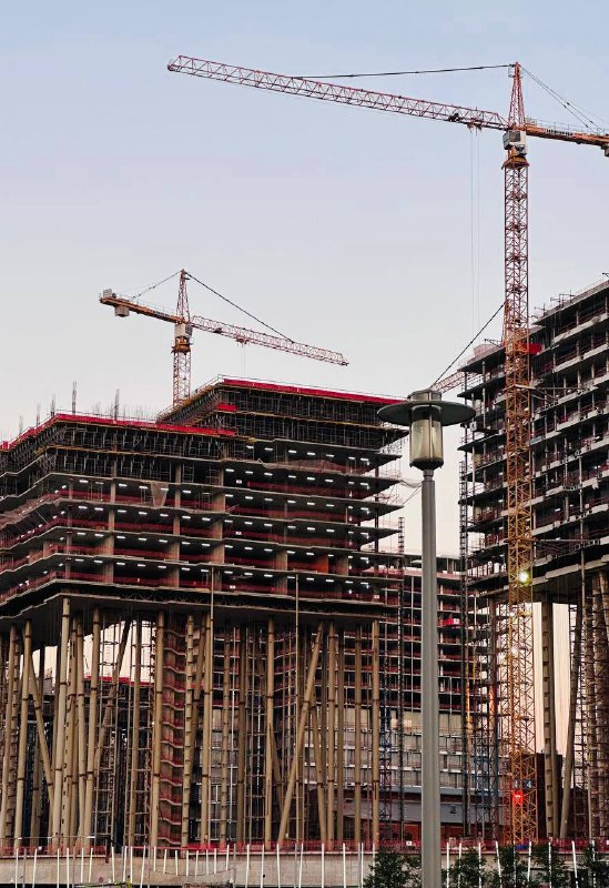 Бадаевский дом, который парит над городом Проходил мимо жк Бадаевского и остановился Монтаж опор будущих парящих подъездов впечатляет. Колонны высо... - изображение 5 - это, бадаевский, колонны