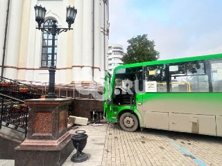 В центре Екатеринбурга автобус врезался в здание храма Большой Златоуст, сообщают очевидцы.По словам корреспондента 66.ру, автобус также сбил пешеходов, погибли как минимум четыре человека. It’s My City пишет, что «есть как минимум четверо погибших и постр
