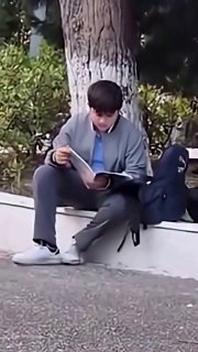 תלמיד בית ספר אזרביג'אני מסרב להשתתף בשיעורים בסולידריות עם בנות שנאסרו מבית הספר בגלל חיג'אב