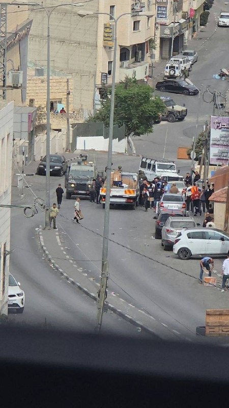 כוחות ישראל תופסים רכב השייך לעיריית חברון, ותוקפים את צוותו תוך חלוקת סיוע לאזרחים הנצורים באזור אל-ג'לדה…
