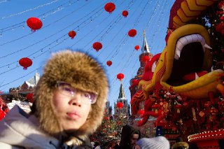 «Мы азиаты, а не европейцы, потому что мы любим свободу!» Корреспондент «Новой» отпраздновал китайский Новый год в Москве...У входа на фестиваль со стороны Исторического музея — огромный экран, на котором показывают китайские новости. Рядом курят два друга