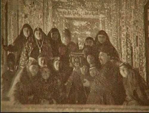 Lalun(لالون)Lalehgoon: کدام ایرانی اولین عکس «سلفی» را ثبت کرد؟🔹۱۹ آگوست (مصادف با ۲۸ مردادماه) در تقویم بسیاری از کشورهای جهان به عنوان روز جه