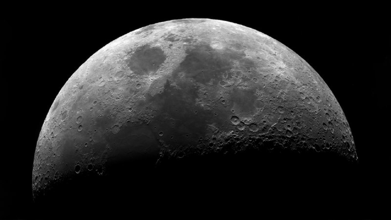 Dancing in the moonlightThe moon's surface photographed through a telescope (© Sergey Kuznetsov/Getty Images)