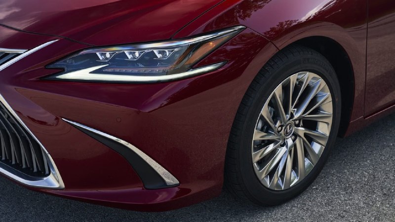 В 2025 Lexus ES обогнал BMW 3 Series в рейтингах продаж: седан из «японской роск