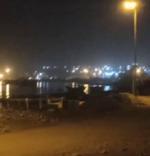 הרגע שבו המטוס האמריקני הפציץ את נמל קלאנטרי בעיר צ'באהר שבדרום מזרח איראן.
