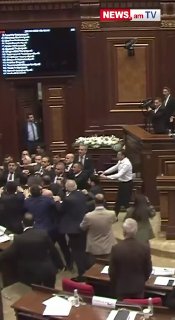 מקיר לקיר: צירים ארמנים נלחמו שוב בפרלמנט על פי דיווחים בתקשורת, החל מאבק בין סגני מפלגת השלטון "חוזה אזרחי…