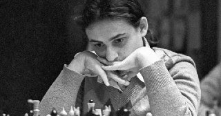 ♟ Женский шахПосле развала Союза в Перми на перекрестке задержали женщину кавказской национальности в черном одеянии и без вида на жительство, посчитав опасной персоной.Звали темноволосую женщину Майя Чибурданидзе.Пятикратная чемпионка мира отнеслась тогда