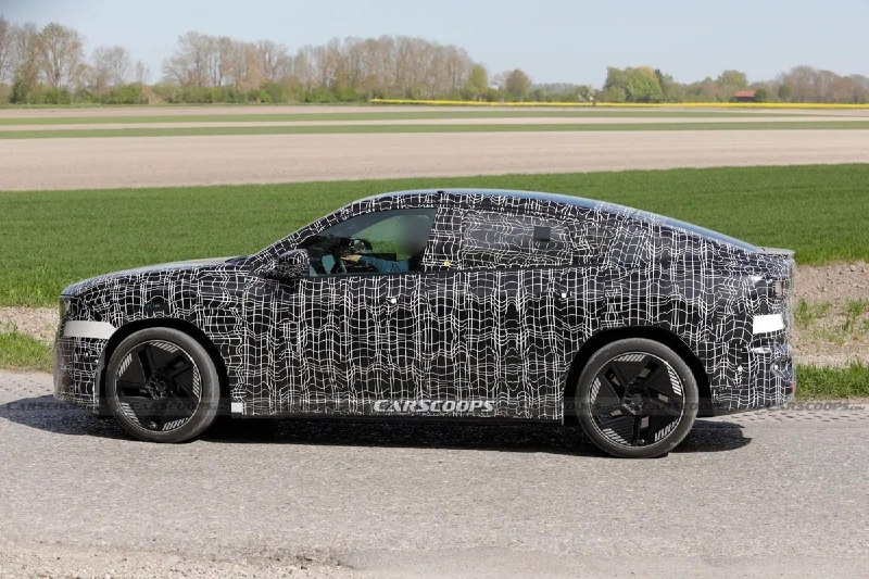 BMW тестирует новый купе-кроссовер iX4 3