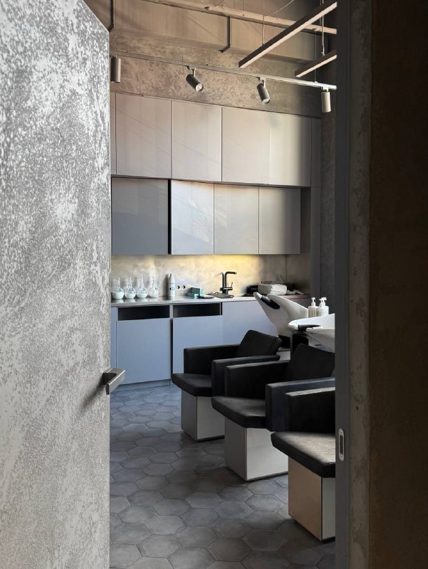 Я с Глашей заглянули в гости в штаб-квартиру SENECA — это настоящее вдохновение для мастера! Представьте себе современный офис, где каждая деталь отражает ценности бренда, культурные традиции и стремление к инновациям ❤️‍🔥Нас встретила Натали, представитель бренда Maria Nila, которая с теплотой и увлечением рассказывала о том, как компания сохраняет свои корни, при этом постоянно развиваясь и внедряя новые идеи на рынке России. Это посещение оставило у нас массу ярких впечатлений и еще больше уверенности в том, что компания идет по пути гармоничного сочетания традиций и трендов 🙌🏻Я с Глашей заглянули в гости в штаб-квартиру SENECA — это настоящее вдохновение для мастера! Представьте себе современный офис, где каждая деталь отражает ценности бренда, культурные традиции и стремление к инновациям ❤️‍🔥Нас встретила Натали, представитель бренда Maria Nila, которая с теплотой и увлечением рассказывала о том, как компания сохраняет свои корни, при этом постоянно развиваясь и внедряя новые идеи на рынке России. Это посещение оставило у нас массу ярких впечатлений и еще больше уверенности в том, что компания идет по пути гармоничного сочетания традиций и трендов 🙌🏻