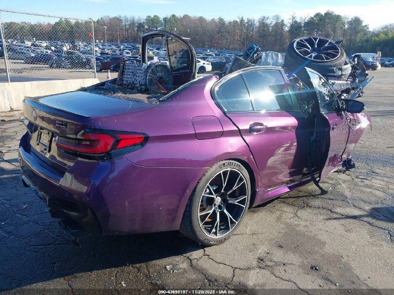 В продаже нашли недорогую BMW M5 F90 после лёгкого ДТП. 2