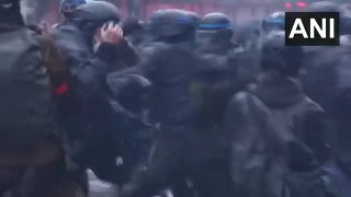 הכעס על יוקר המחיה של אירופה זולג לרחובות כשההפגנות הופכות לאלימות בכמה מדינות מאות אלפי אנשים התגייסו ברחב…