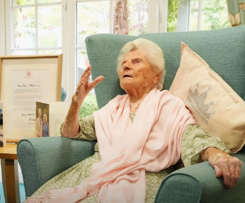 پایگاه خبری عصر سبزوار: 🔺مسنترین فرد زنده در جهان، ۱۱۷ سالگی خود را همراه با دوستان و خانوادهاش در منطقه ساری انگلستان جشن گرفت🔹اتل کیترام که