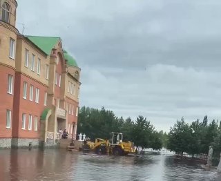В Свердловской области постояльцев санатория эвакуировали в ковше экскаватораВ сети появились кадры с эвакуацией отдыхающих из подтопленного санатория «Обуховский» в Камышловском районе в ковше трактора. В санатории сказали, что ковш использовари в основно
