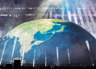 Не поверите, но Канье Уэст едет выступать в Россию. По данным Mash, концерты запланированы 10 и 11 октября в Санкт-Петербурге. На том самом легендарном шарике. Всё, наконец, случится на "Газпром-Арене", где организаторы ожидают до 160 тысяч зрителей. Везёт