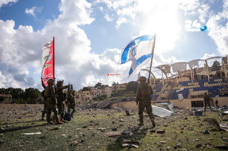 🇮🇱 חיילנו במה שנשאר ממגרש הכדורגל בבינת ג׳בייל בו נשא נסראללה את נאום ״קורי העכביש״.