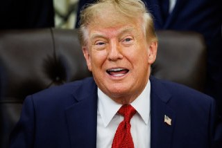 Трамп подписал закон об «адских санкциях» против России⚪️ Что это значит. Одним из авторов документа был покойный сенатор Линдси Грэм. Согласно законопроекту, президент США получит возможность устанавливать пошлины до 100% на товары из стран, которые входя