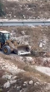 עקוב | כוחות ישראל ממשיכים לסגור את כל הכבישים הצדדיים בעיירה טוקו', דרומית מזרחית לבית לחם.