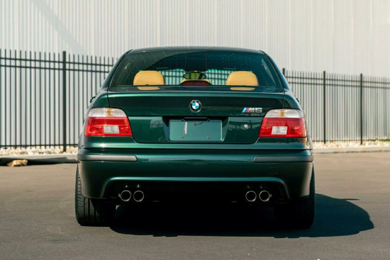 В США обнаружили идеально сохранившийся седан BMW M5 2001 года 3