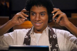 Критики назвали новый фильм о жизни Майкла Джексона сомнительным караоке-косплеем. И осудили — за поверхностное видение жизни поп-короля и игнорирование обвинений в педофилии. О том, почему картина не стала крутым байопиком, как племянник легенды Джаафар Д