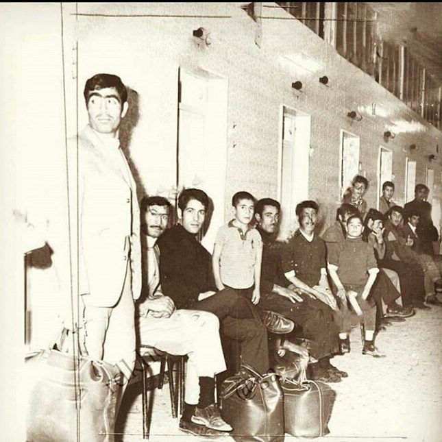 تاریخ و فرهنگ سمنان: سمنان -گرمابه ناجی این آقایون منتظر خالی شدن حمام نمره هستند، اونم با ساکهای لباس در دست...دهه پنجاه راستی بِقولی استاد 