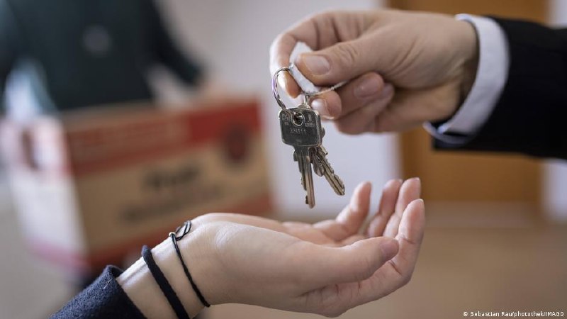 💰 Квартиры в Германии подешевели, но купить жилье может далеко не каждыйВо втором квартале 2026 года цены на квартиры в Германии с учетом инфляции в среднем снизились на 2,1%, на частные дома - на 0,7%, а на многоквартирные дома - аж на 5,9%. Вроде бы это 