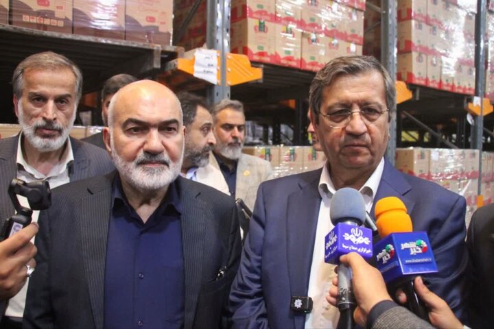 عصر ایران: همتی: ارز کافی برای آرامش بازار داریم🔹رئیس کل بانک مرکزی در حاشیه بازدید از سه واحد تولیدی در دزفول، بر نقش کلیدی تولیدا