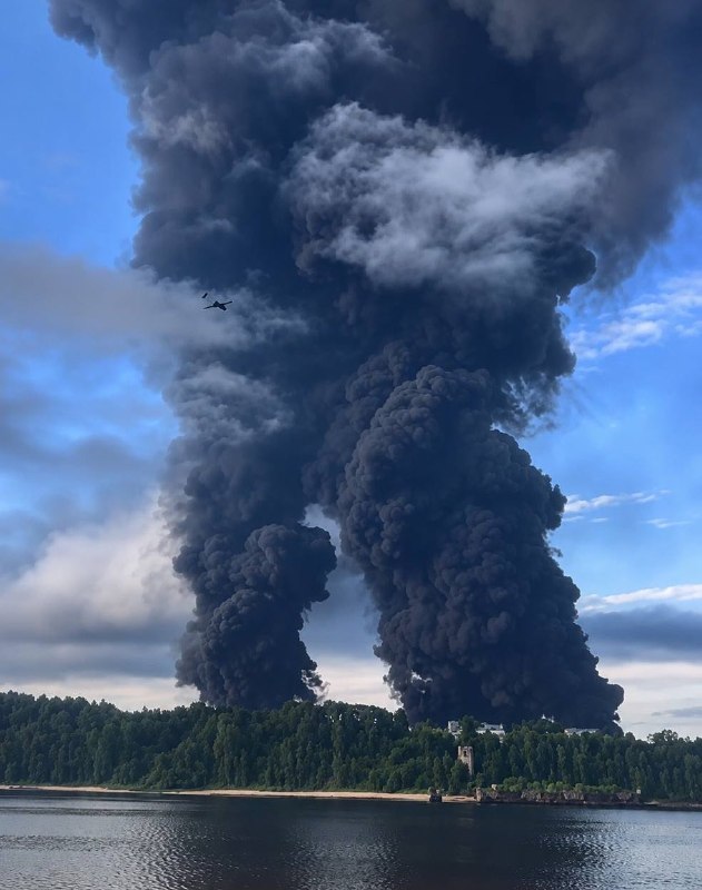Drones struck the FGKU “Temp” oil storage depot in Rybinsk, Yaroslavl region, early this morning.
