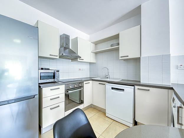 2-bed apartment with balcony near sea in Germasogeia photo 4