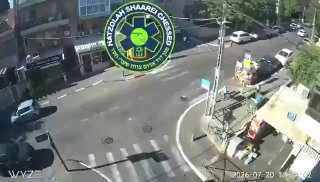רגע קריסת המרפסת בשכונת רחביה בירושלים, במהלכה נהרג גבר בשנות ה-80 ועוד 5 נפצעו קשה