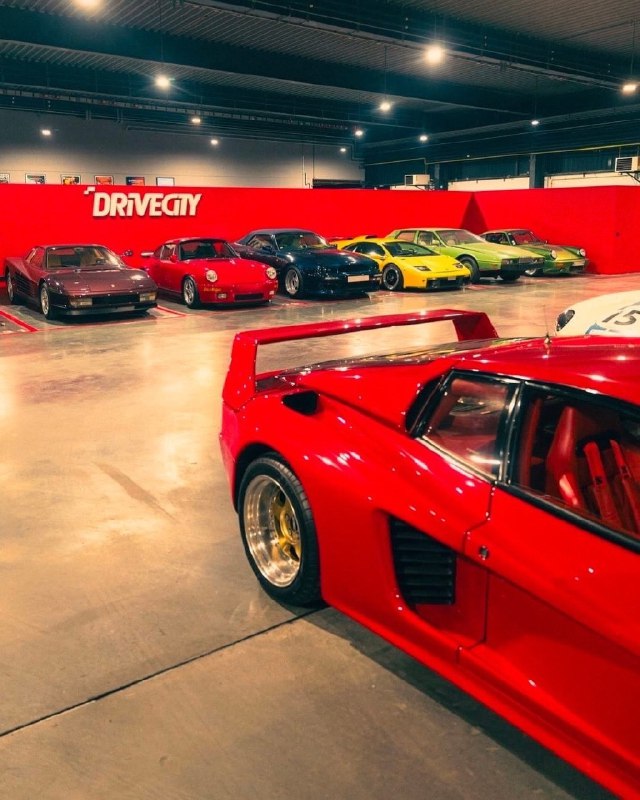 Lotec TT1000 был построен на базе Ferrari Testarossa с применением оригинальных углепластиковых кузо 3