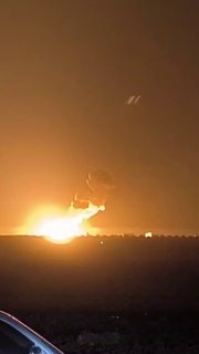 פיצוץ עצום במחסן נשק בסראקיב, אזור אידליב, צפון-מערב סוריה. פיצוצים משניים נראים בצילומים. סיבת הפיצוץ נותר…