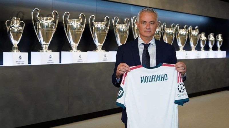 رئال مادرید | Real Madrid: ⚽️ دلیل اینکه این تصویر از این گوشه گرفتن بخاطر اینه که همه جام ها بیوفته چون از وسط تو تصویر جا نمیشد 😁❤️🔥پ.ن: بازم هم