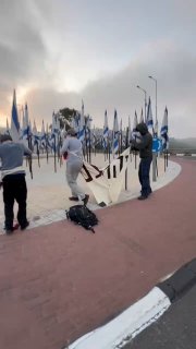 המתנחלים כועסים. פעילים הורסים את דגלי הכיבוש ומשליכים עליהם צבע אדום לעבר "כיכר רוואבי" מצפון לרמאללה.