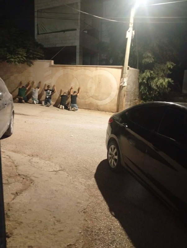 צבא הכיבוש עוצר צעירים ומתעלל בהם במהלך הפשיטה על הכפר אל-ג'לאמה, מצפון לג'נין.