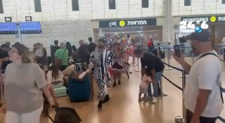 🇮🇱 רק בישראל-. בעיצומו של הביזיון בנתב״ג באמצע אוגוסט: ליצנים הגיעו להנעים את אווירת הטסים שנתקעו בארץ בג…
