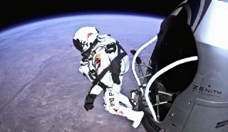 运动_极限跳伞，从太空到地球只需要 4 分钟这激动人心的时刻终于到来， 2012 年 10 月 14 日，菲利克斯·鲍姆加特纳乘坐氦气球飞到美国新墨西哥州上空的平流层，离开太空舱后穿上压力服自由落体，最终通过跳伞触摸到了坚实的大地。短片由 BBC Studios 摘自高空跳伞项目「红牛平流层」。菲利克斯的下降速度打破了音障，成为第一个在没有发动机动力支持的情况下做到这一点的人类，并打破了官方载人气球飞行最高纪录。via 开眼Invalid media: video