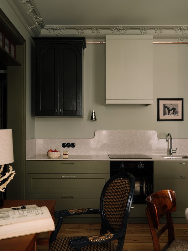 В этом интерьере всё подбрано со смыслом. Красивая зелёная палитра создает спокойное настроение, а деревянные детали добавляют теплоты. Множество к... - изображение 1 - этом, интерьере, всё