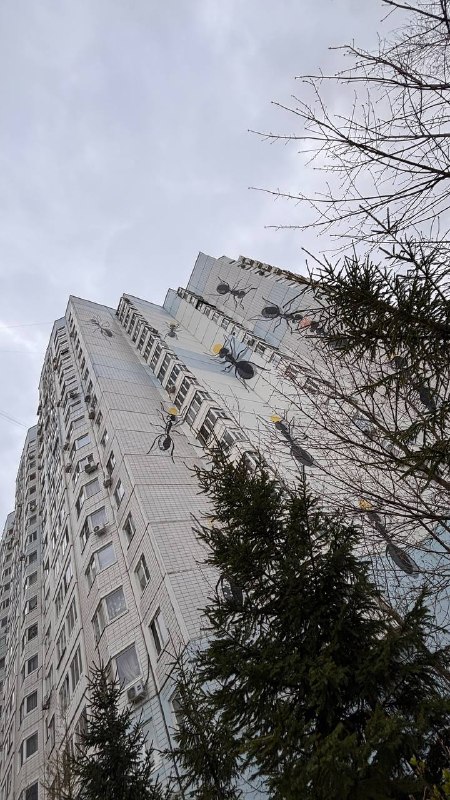 Вот эта работа единственная, которая не пытается конфликтовать с окружением, а дополняет его, подчеркивая все… — фото 3 из 3
