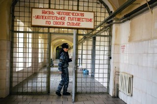 ⬛️ Подросток в СИЗО сдал ЕГЭ на 300 баллов. ГосСМИ сообщили: и теперь он «даже рад», что попал в изоляторПодросток сдал ЕГЭ, готовясь к нему в СИЗО, где сидит уже два года. По четырем предметам в сумме он набрал 300 баллов.Неназванного осужденного навестил