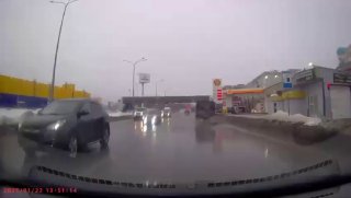 Новая фобия: в Новокузнецке сосулька пробила лобовое стекло автомобиля и чуть не