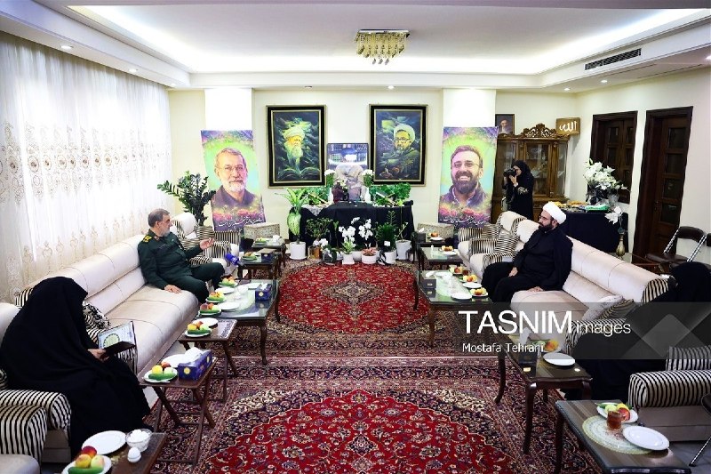 سپاه پاسداران: ✅ حضور دبیر شورای عالی امنیت ملی سرلشکر محسن رضایی در منزل شهید لاریجانی✅@sepahp_ir✅ حضور دبیر شورای عالی امنیت ملی