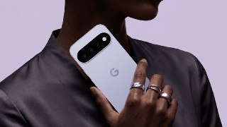 Google представила базовый Pixel 11Смартфон почти избежал технического прогресса: тот же экран, те же камеры, зато появился новый чипсет Tensor G6, несколько софтовых фишек в камере и улучшилась беспроводная зарядка — с 15 до 25 Вт.А вот цену поднять не за