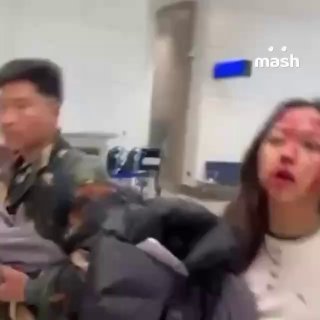 Ещё несколько человек пострадали после атаки Ирана на аэропорт Дубая — люди выбегали с окровавленными лицами.На кадрах видно, как пострадавших пассажиров увозят на электромобиле. ❗ Подписывайся на Mash в МАХ