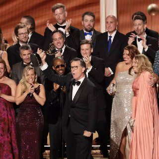 В Лос-Анджелесе прошла церемония вручения премии «Эмми»:• Лидером по числу наград стал сериал «Киностудия»: проект победил в 13 номинациях. Шоу получило награду в том числе за «Лучший комедийный сериал».• «Лучшим драматическим сериалом» выбрали проект «Бол
