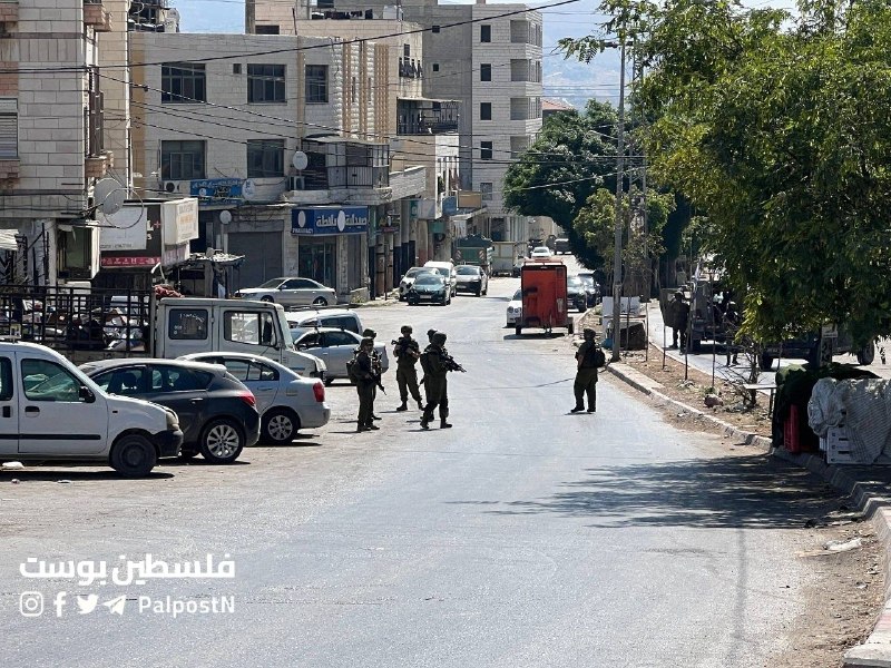 תמונות של סצנות מכוחות הכיבוש המתמשכים מסתערים על סביבת מחנה בלאטה, מזרחית לשכם.