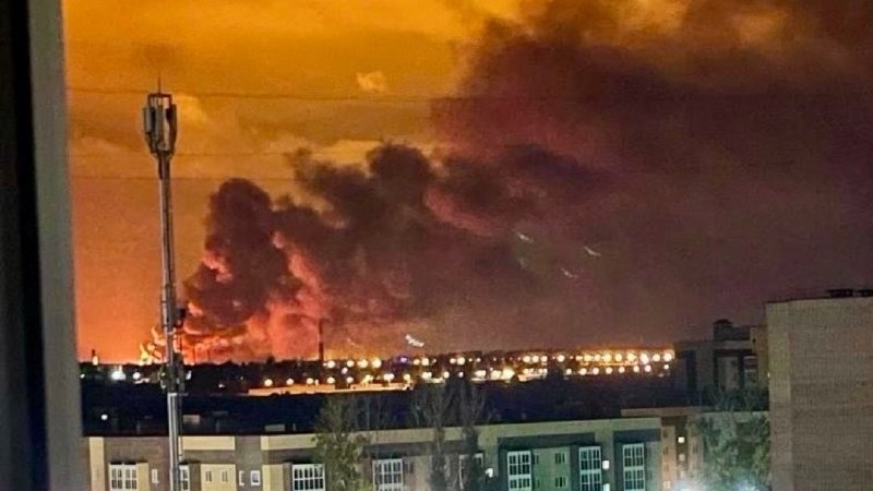מל"טים אוקראינים תקפו הלילה בבית הזיקוק של רוסיה ירוסלב, אש גדולה בוערת במתקן.